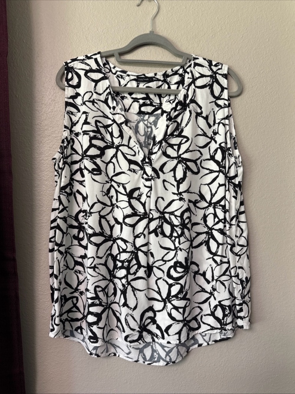 #801 Laura Torelli Sleeveless Black/White Floral Top Size Large